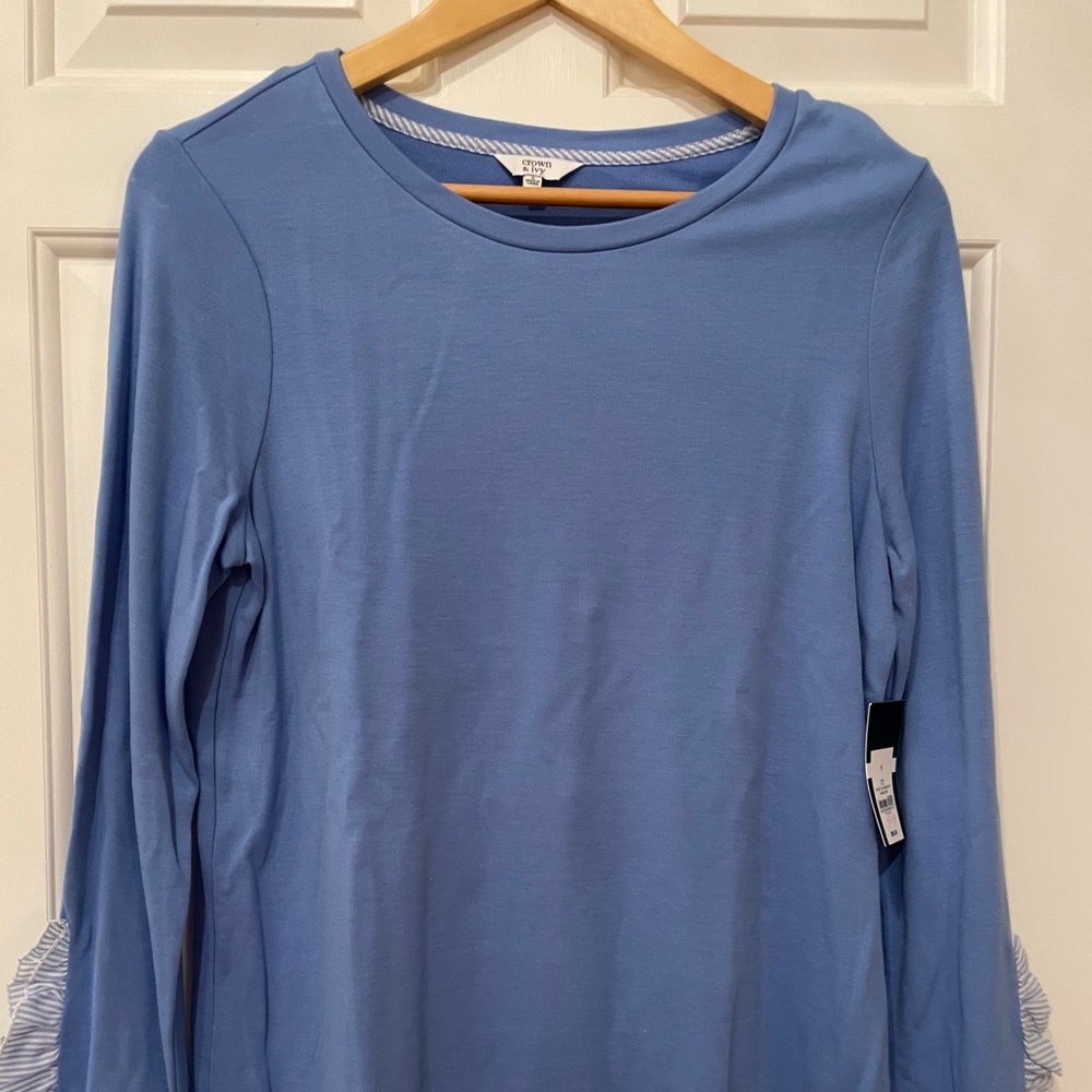 NWT!! Crown and Ivy sweater top. Blue. Small